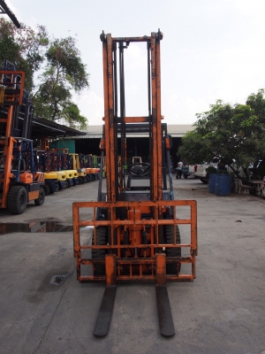 TOYOTA 5FD20เครื่องดีเซล เกียร์ธรรมดา เสาสูง5เมตร งาเทได้ สนใจตืดต่อ 083-062-0223(ปอน)