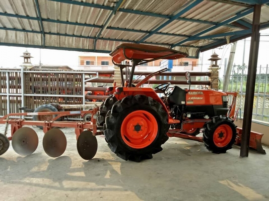 คูโบต้า L4508DI 4 WD 817 ชั่วโมง สีเดิมๆโรงงาน เล่มพร้อม ผลิตประเทศญี่ปุ่น..ใบมีดดันหน้า ผานบุก  สีเดิมๆโรงงาน