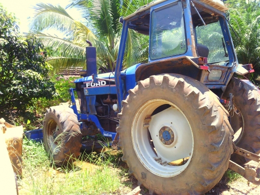 ขายรถไถ FORD 8210 ใบมีดดันหน้า เอกสารอินวอย ราคา 550000
