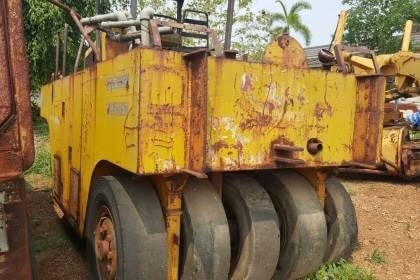 ขาย 220,000 บาท รถบด 9 ล้อ SINGTHAI เครื่อง คัมมินส์ 4 สูบ รถจอดนานต้องเช็คสภาพหน่อย เอกสารชุดประมูลครับ  รถอยู่ จ.อุดรธานี โทร&amp;ไอดีไลน์ 0610710295