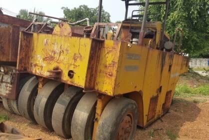 ขาย 220,000 บาท รถบด 9 ล้อ SINGTHAI เครื่อง คัมมินส์ 4 สูบ รถจอดนานต้องเช็คสภาพหน่อย เอกสารชุดประมูลครับ  รถอยู่ จ.อุดรธานี โทร&amp;ไอดีไลน์ 0610710295