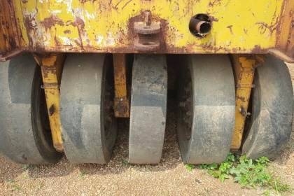 ขาย 220,000 บาท รถบด 9 ล้อ SINGTHAI เครื่อง คัมมินส์ 4 สูบ รถจอดนานต้องเช็คสภาพหน่อย เอกสารชุดประมูลครับ  รถอยู่ จ.อุดรธานี โทร&amp;ไอดีไลน์ 0610710295