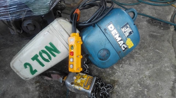 ** ไปอยู่เชียงใหม่ ** รอกโซ่ไฟฟ้าเยอรมัน DEMAG 1000 kg โซ่ยาว 3 m ไฟ 380V พร้อมใช้งาน