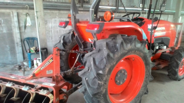 รถไถ 47 แรง อุปกร 3 อย่าง ผานหน้า+ผานหลัง+โลตาลี   รถปี 56   ช.ม 1800 นิดฯฯ   พร้อมลุยงาน ราคาเบา ฯ   415000 บาท ทะเบียนพร้อม  ดุรถที  อ.ราษีไศล จ.ศรีสะเกษ    วันทูคอล 098 668-3479 dtac 094 283-9369 สิทธิ์ คับ