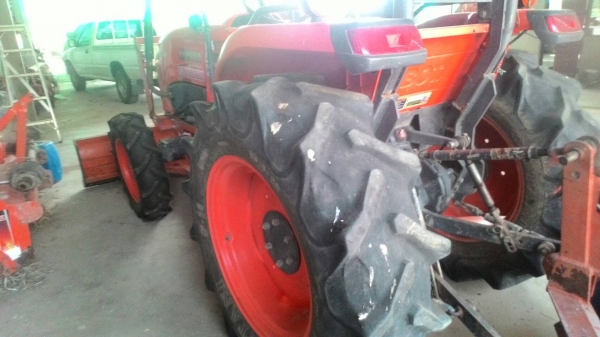 รถไถ 47 แรง อุปกร 3 อย่าง ผานหน้า+ผานหลัง+โลตาลี   รถปี 56   ช.ม 1800 นิดฯฯ   พร้อมลุยงาน ราคาเบา ฯ   415000 บาท ทะเบียนพร้อม  ดุรถที  อ.ราษีไศล จ.ศรีสะเกษ    วันทูคอล 098 668-3479 dtac 094 283-9369 สิทธิ์ คับ