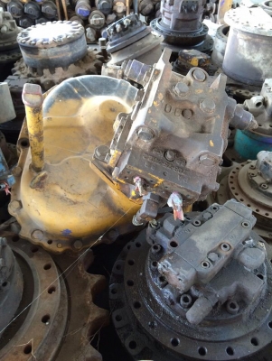 โป๊ะสวิง KOMATSU PC 200-2 เก่า รวมมอเตอร์ราคา 33,000 บาท