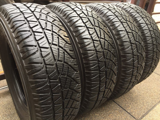 ยาง Michelin 225 70 15 กลางปี13 ดอกเต็ม ไม่มีปะ ใช้ยาว ราคาไม่แพง