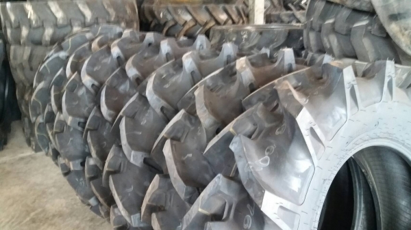ยางรถไถใหม่ ขอบ 12- 4 -24 และขอบ 13-6-26 คับ
