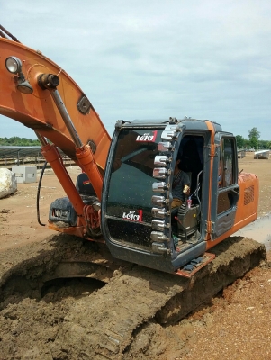 ขาย 935,000 HITACHI zx 200-1 ไฟฟ้าครบ เครื่องดี ปั้มแรง เอวขยับนิดๆ ช่วงล่างเต็ม อินวอยท์ รถอยู่ กบินบุรี 090-772-3710 090-772-3708