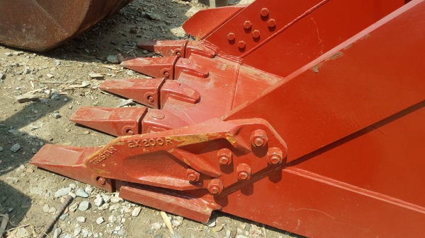 สินค้าใหม่ ประกอบนอกBUCKET บุ๊งกี๋สำหรับรถขุดไซค์ 200 ,220 สลัก 80 มิล/ แบบมีปีกข้าง เสริมบ่าบุ๊งกี๋/ 5 ฟัน /ปากกว้าง:39 นิ้ว / ราคา39,000 บาท สนใจรีบติดต่อ 0819337688