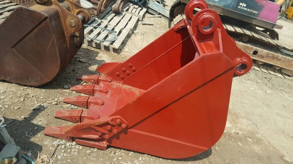 สินค้าใหม่ ประกอบนอกBUCKET บุ๊งกี๋สำหรับรถขุดไซค์ 200 ,220 สลัก 80 มิล/ แบบมีปีกข้าง เสริมบ่าบุ๊งกี๋/ 5 ฟัน /ปากกว้าง:39 นิ้ว / ราคา39,000 บาท สนใจรีบติดต่อ 0819337688