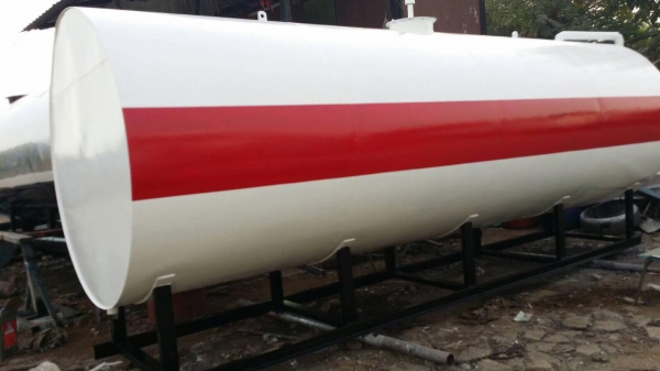 ถังน้ำมันสวยๆจากร้านวินิตรครับ ใบนี้ 18000 ลิตร ทำสีใหม่ แจ่มสุดๆ สีมงคล เฮง เฮงครับ