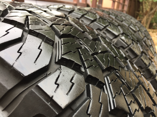 ยาง All Hankook 265 60 18 ปลายปี13 ดอกเต็ม ไม่มีปะ ใช้ยาว ราคาไม่แพง