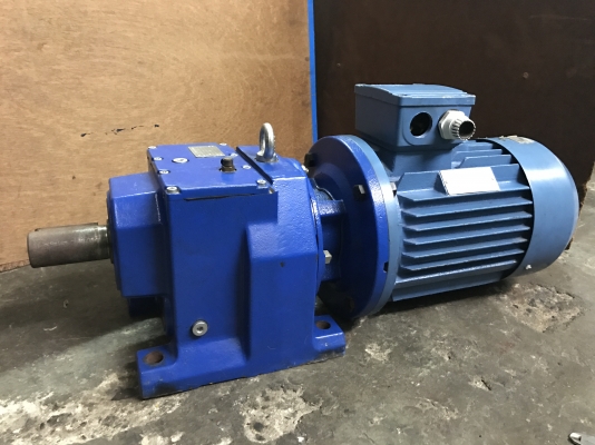 ขายมอเตอร์เกียร์ JMC 5.5HP. 380V อัตราทด 1:18.8 เพลาออกประมาณ 76รอบต่อนาที ของใหม่เก่าเก็บไม่เคยใช้งาน สวยมากๆครับ