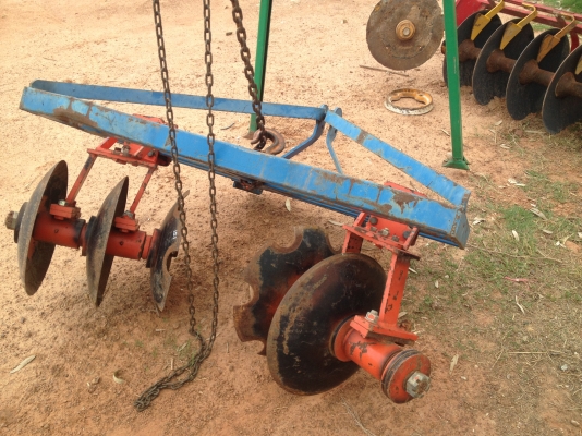 ขายผานพรวนร่องอ้อย ยกร่องมัน สภาพตามรูป ราคา 13500.-ใช้งานได้ปกติครับ ใส่ 36-47 แรงครับ