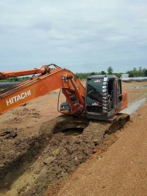 ขาย 935,000..HITACHI.ZX200-เอวมีขยับนิดเครื่องดีปั้มแรงไฟฟ้าครบ.เอกสารอินวอย   รถอยู่. กบินบุรี. โทร&amp;ไอดีไลน์ 0610710295