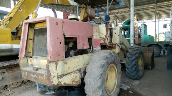 ขายด่วน รถตัก KOMATSU 515 รถพร้อมใช้งาน ยางพร้อมใช้ เอกสารสัญญาซื้อขาย