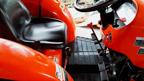 KUBOTA  L 4708 SP (4WD)  2 เพลา   สภาพใหม่สวยๆ   ชั่วโมงใช้   งานน้อย  สีเดิมทั้งคัน  พร้อมชุดใบมีดดันหน้า  ผาน6X24