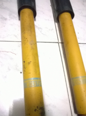 ขายโช็คอัพหลังBILSTEINกระบอกเหลือง ถอดออกจากe30 1คู่ สภาพดีราคา3500 โทร0924462525โส กทม