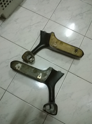 ขายนวมจับข้างประตูหน้า E30 1คู่ สภาพสวย ราคา800 โทร0924462525โส กทม