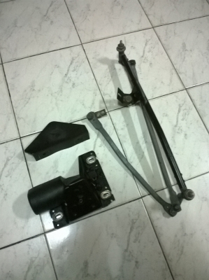 ขายชุดมอเตอร์ปัดนำฝน bmw e30 สภาพดี ราคา2300 โทร0924462525โส กทม