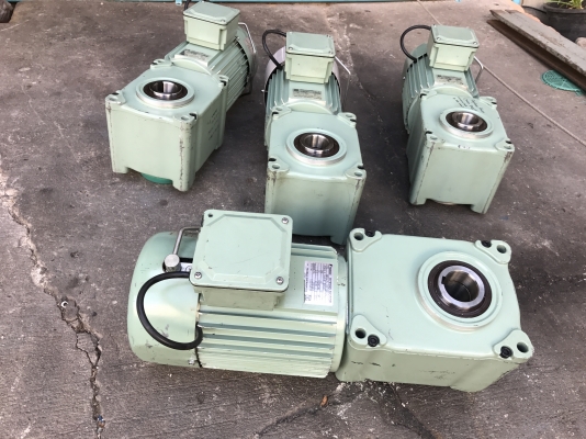 ขายมอเตอร์เกียร์ Hypoid Tsubaki 1HP. 380V made in Japan อัตราทด 1:15 มีระบบเบรคในตัว เพลาออกประมาณ 100 รอบต่อนาที สภาพสวยเดิมๆ วิ่งนิ่ม พร้อมใช้งาน มี 4ตัวครับ