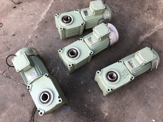 ขายมอเตอร์เกียร์ Hypoid Tsubaki 1HP. 380V made in Japan อัตราทด 1:15 มีระบบเบรคในตัว เพลาออกประมาณ 100 รอบต่อนาที สภาพสวยเดิมๆ วิ่งนิ่ม พร้อมใช้งาน มี 4ตัวครับ ขายมอเตอร์เกียร์ Hypoid Tsubaki 1HP. 380V made in Japan อัตราทด 1:15 มีระบบเบรคในตัว เพลาออกประมาณ 100 รอบต่อนาที สภาพสวยเดิมๆ วิ่งนิ่ม พร้อมใช้งาน มี 4ตัวครับ