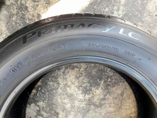 MICHELIN รุ่น PRIMACY.LC 215 60R16 ปี2015 สภาพสวยมากๆ ดอกยางเต็มๆใช้อีกยาวๆไม่แพง
