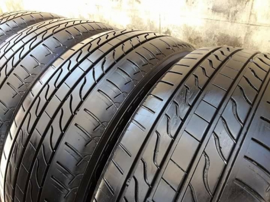 MICHELIN รุ่น PRIMACY.LC 215 60R16 ปี2015 สภาพสวยมากๆ ดอกยางเต็มๆใช้อีกยาวๆไม่แพง