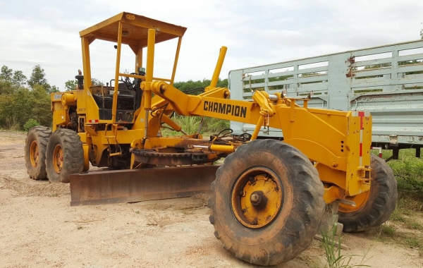 ขาย รถเกรด CHAMPION 710A เอกสารใบซื้อขาย เครื่องดี ปั้มดี ราคาต่อรองได้ครับ