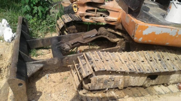 ขาย 195,000 HITACHI EX 30-3  เครื่องดี ปั้มแรง โช่(เปลียนใหม่ 2 ข้าง )  เอกสารชื้อขาย รถอยู่ จ. ร้อยเอ็ด  090-772-3710 090-772-3708