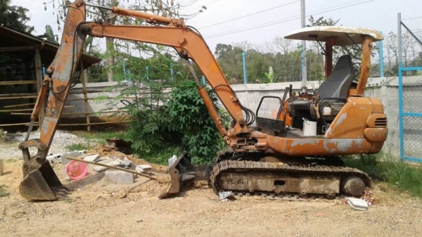 ขาย 195,000 HITACHI EX 30-3  เครื่องดี ปั้มแรง โช่(เปลียนใหม่ 2 ข้าง )  เอกสารชื้อขาย รถอยู่ จ. ร้อยเอ็ด  090-772-3710 090-772-3708
