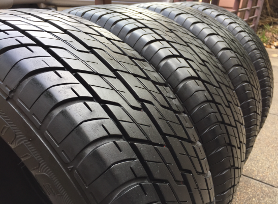 ยาง Bridgestone 215 65 15 กลางปี16 ดอกเต็ม ไม่มีปะ ราคาไม่แพง