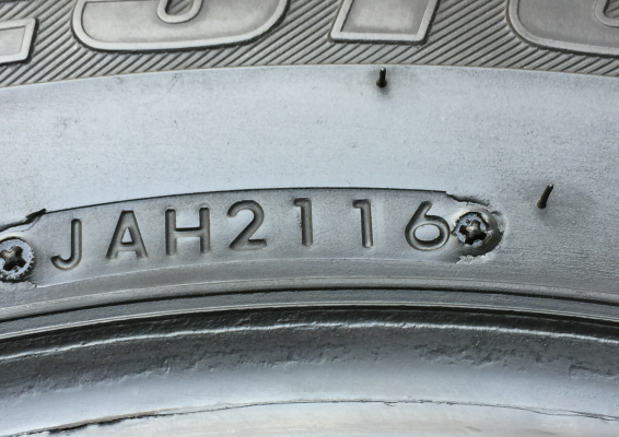 ยาง Bridgestone 215 65 15 กลางปี16 ดอกเต็ม ไม่มีปะ ราคาไม่แพง