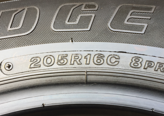 ยาง Bridgestone 205 R16 ปี15 ดอกเต็ม ไม่มีปะ ใช้ยาว ราคาไม่แพง