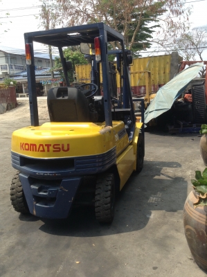 +++ ขายโฟล์คลิฟท์  KOMATSU FD20-11  ขนาด  2  ตัน  เครื่องยนต์ดีเซล  เสา  3  เมตร  เกียร์ธรรมดา  งา 1,070  มม.  ยางตันครับ