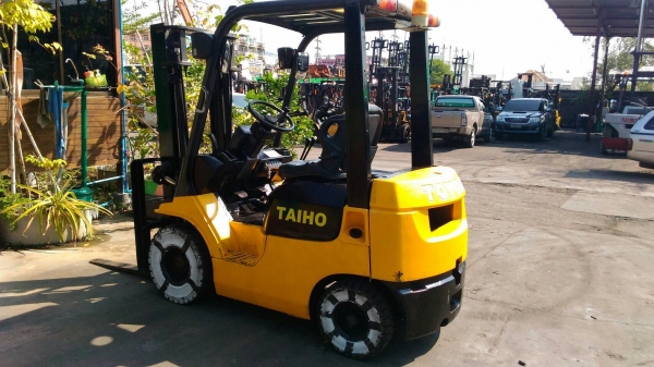 รถยกโตโยต้ารุ่น 7 ยก 1.5 ตัน เสาสูง 3 เมตร เกียร์ธรรมดา เครื่องดีเซล