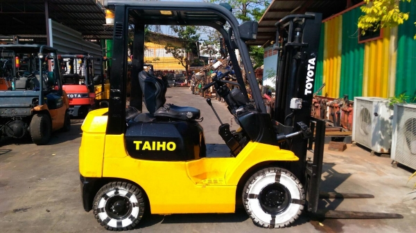 รถยกโตโยต้ารุ่น 7 ยก 1.5 ตัน เสาสูง 3 เมตร เกียร์ธรรมดา เครื่องดีเซล