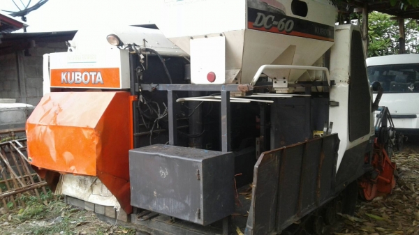 รถเกี่ยวคูโบต้า dc60 ใช้งานน้อยอุปกรณ์ครบ