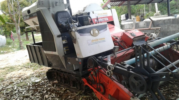 รถเกี่ยวคูโบต้า dc60 ใช้งานน้อยอุปกรณ์ครบ