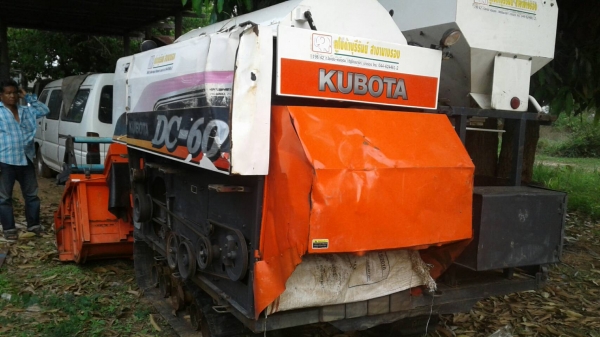 รถเกี่ยวคูโบต้า dc60 ใช้งานน้อยอุปกรณ์ครบ