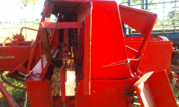 รถอัดฟาง นิวฮอลแลน  276 พร้อมทำงาน ราคา 125000 บาท วันทูคอล 098 668-3479 dtac 094 283-9369  สิทธิ์ คับ