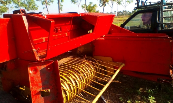 รถอัดฟาง นิวฮอลแลน  276 พร้อมทำงาน ราคา 125000 บาท วันทูคอล 098 668-3479 dtac 094 283-9369  สิทธิ์ คับ