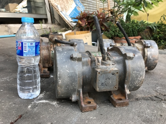 ขายมอเตอร์สั่น-เขย่า Yehon made in Taiwan 1/3HP. 380V สภาพสวยเดิมๆ วิ่งนิ่ม สั่นแรง พร้อมใช้งาน มี 3ตัวครับ