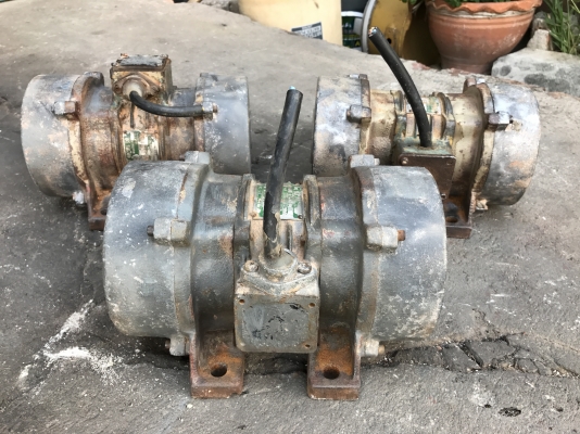 ขายมอเตอร์สั่น-เขย่า Yehon made in Taiwan 1/3HP. 380V สภาพสวยเดิมๆ วิ่งนิ่ม สั่นแรง พร้อมใช้งาน มี 3ตัวครับ