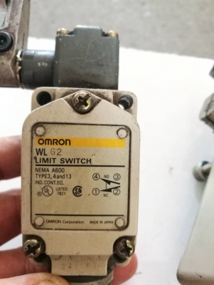 คู่ละ 500 บ. ส่งฟรี 083-2000058 ลิมิตสวิตช์ขาหมุนโยก ยี่ห้อ omron ตัวใหญ่ทนกระแสเยอะหัวเป็นลูกกลิ้ง(มีหลายคู่)