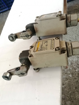 คู่ละ 500 บ. ส่งฟรี 083-2000058 ลิมิตสวิตช์ขาหมุนโยก ยี่ห้อ omron ตัวใหญ่ทนกระแสเยอะหัวเป็นลูกกลิ้ง(มีหลายคู่)