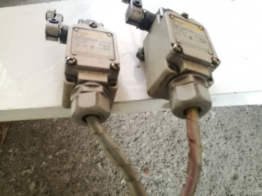 คู่ละ 500 บ. ส่งฟรี 083-2000058 ลิมิตสวิตช์ขาหมุนโยก ยี่ห้อ omron ตัวใหญ่ทนกระแสเยอะหัวเป็นลูกกลิ้ง(มีหลายคู่)