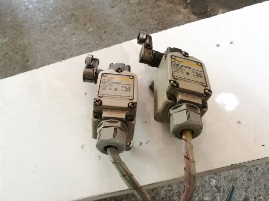 คู่ละ 500 บ. ส่งฟรี 083-2000058 ลิมิตสวิตช์ขาหมุนโยก ยี่ห้อ omron ตัวใหญ่ทนกระแสเยอะหัวเป็นลูกกลิ้ง(มีหลายคู่)
