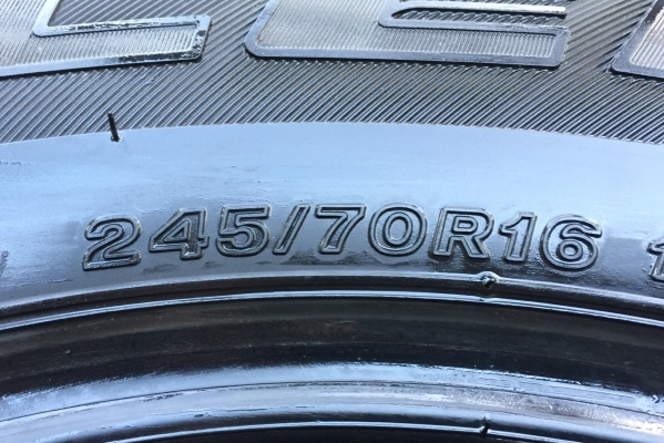 รอบนี้มีมาแค่3ชุดครับ  ยาง Bridgestone 245 70 16 ปลายปี16 ดอกเต็ม เนื้อนิ่ม ใช้ยาว ราคาไม่แพง